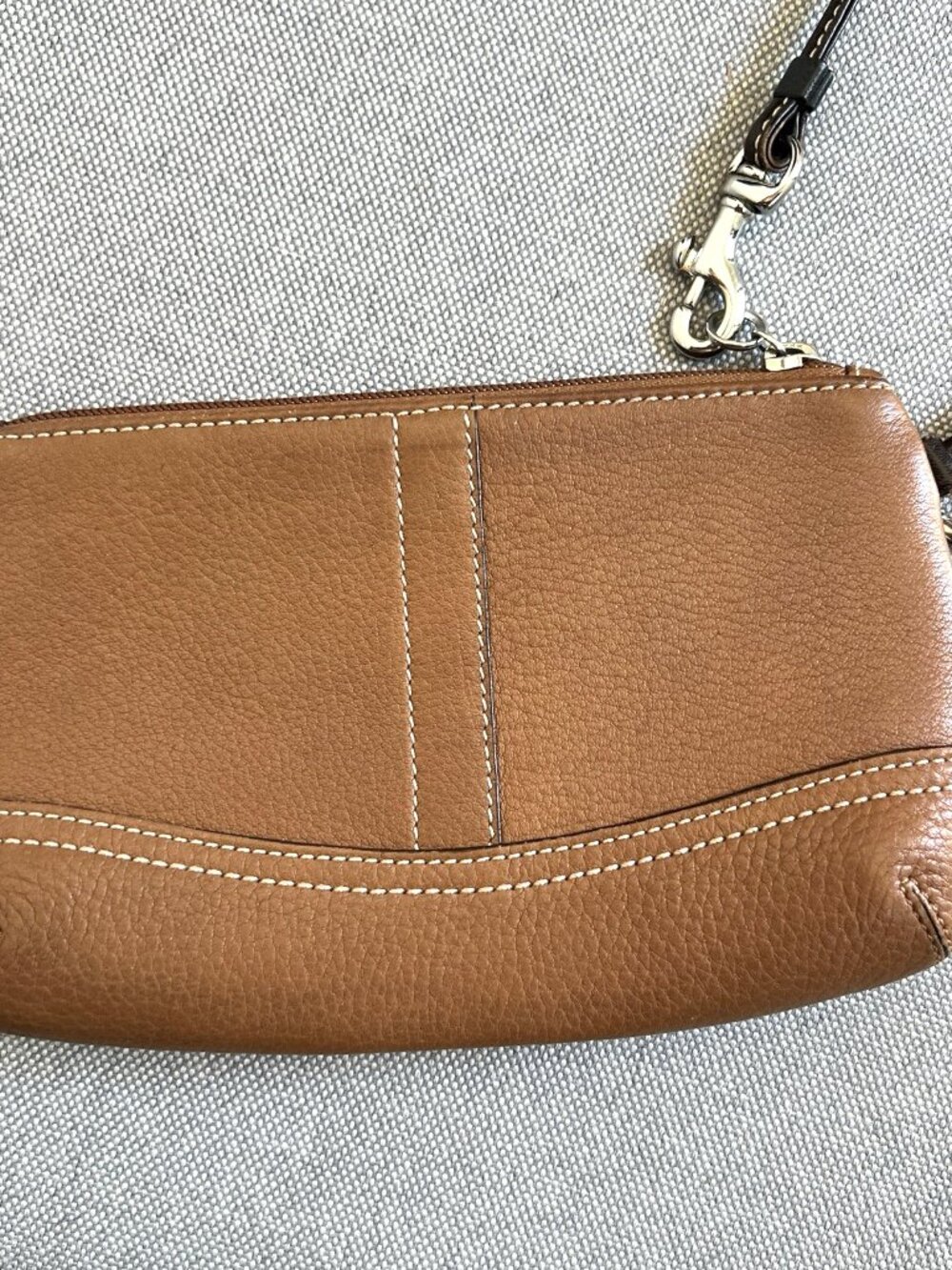 COACH Tan/Brown Leather Wristlet Classic Pebble Finish Zipper Top *Very Clean* - Picture 2 of 7